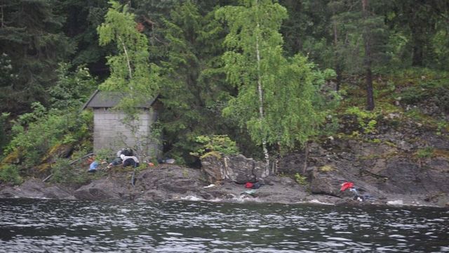 Víctimas de Utøya yaciendo sobre la isla.