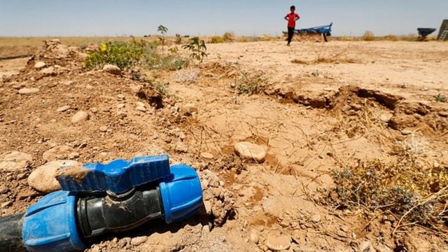 Criança em área de seca no Iraque