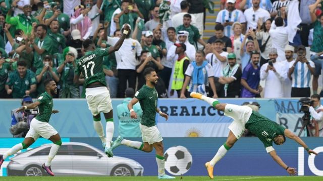 Аль-Даусари только что забил второй гол в ворота аргентинцев - команда празднует на поле