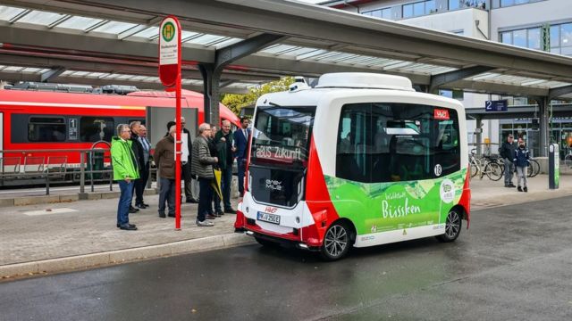 يمكن أن تساعد الحافلات المكوكية ذاتية القيادة، مثل تلك الموجودة في مدينة إزرلون الألمانية، في ربط ركاب وسائل النقل العام بأجزاء أخرى من المدينة