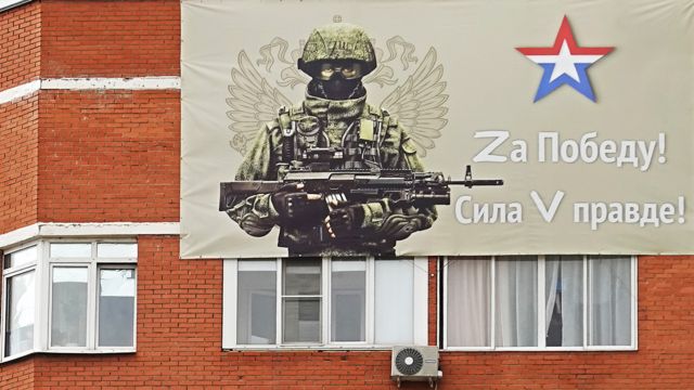 莫斯科建筑物上支持俄军的V和Z标志。(photo:BBC)