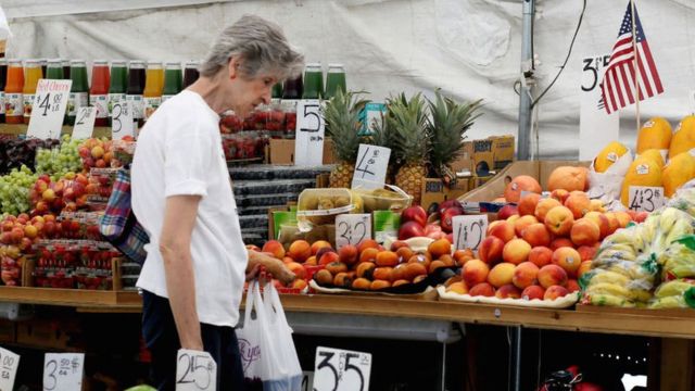 Señora comprando en EEUU