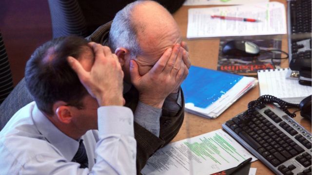 Hombres de negocios con las manos en la cabeza
