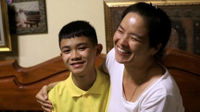 端沛（左）与母亲塔娜彭（右）在泰国清莱府湄赛县家中接受采访（19/7/2018）