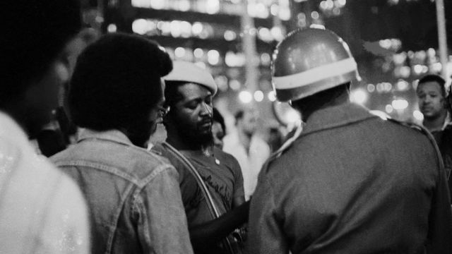 Abordagem policial durante manifestação do MNU nas escadarias do Teatro Municipal, 1980