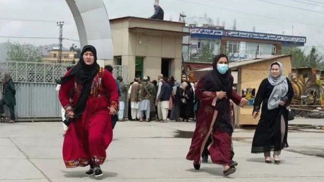 مادران دانش آموزان هزاره پس از حملات روز سه‌شنبه به دو مدرسه در دشت برچی