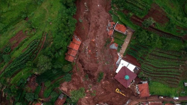 Foto udara bencana tanah longsor di Cimanggung, Kabupaten Sumedang, Jawa Barat
