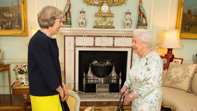 Theresa May con la reina.