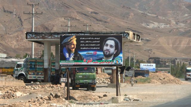 Una pancarta en el valle de Panjshir muestra retratos de Ahmad Massoud y su padre con el lema "Sueñas con un país libre,gracias a tu ejército, Ahmad está a tu lado, que Dios te proteja" el 10 de septiembre de 2019.