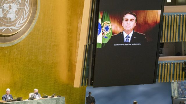 Bolsonaro fala em uma tela em assembleia da ONU