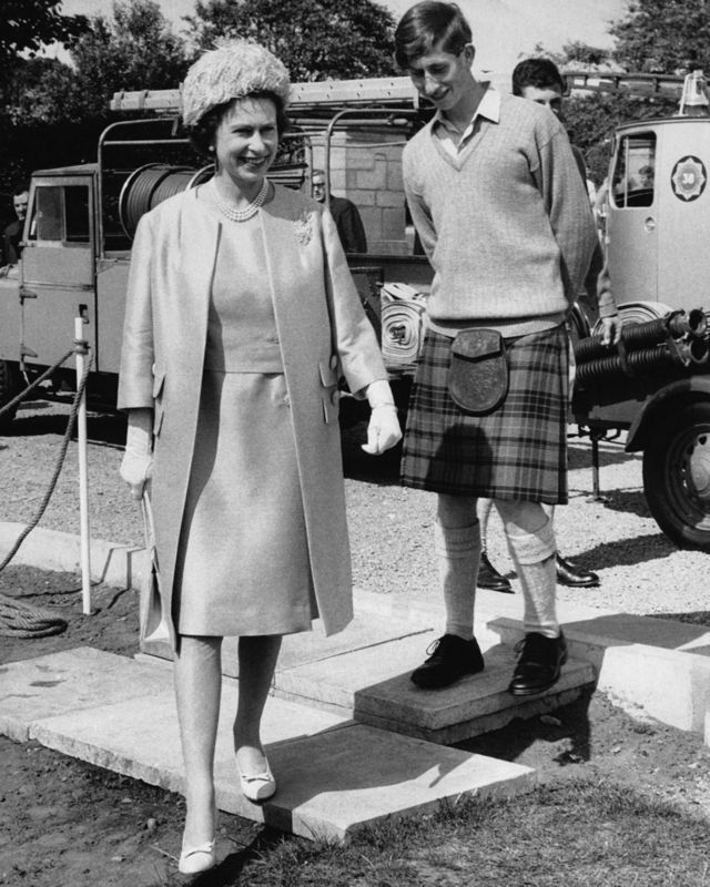 La reina Isabel II visitando a Carlos en la escuela de Gordonstoun el 31 de julio de 1967.