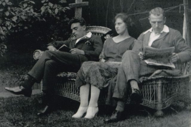 Freddy Bywaters (kiri) bersama pasangan suami istri Percy Thompson dan Edith di pekarangan rumah mereka di Kensington Gardens, Ilford, Inggris, pada 10 Juli 1921.