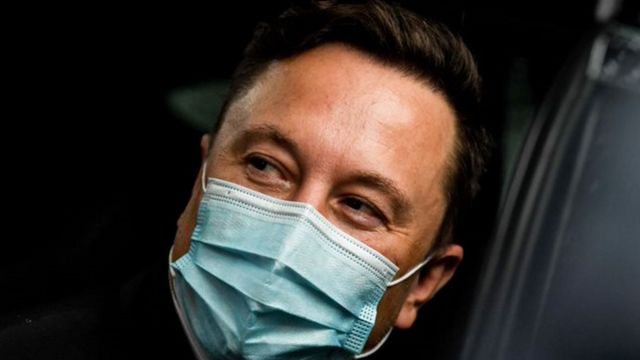 Elon Musk con mascarilla.