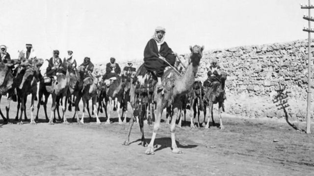 عبد الله فيلبي في المقدمة خلال رحلته الاولى الى الحجاز عام 1918
