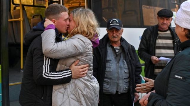 Um reservista russo se despede de parentes na cidade siberiana de Omsk, na Rússia, em 7 de outubro de 2022