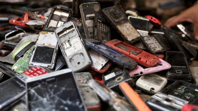 Pilha de smartphones descartados em depósito de lixo