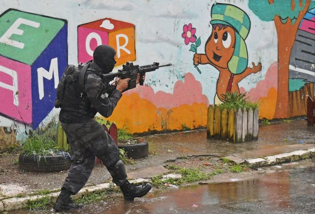 Militar de força especial na Vila Kennedy, no Rio