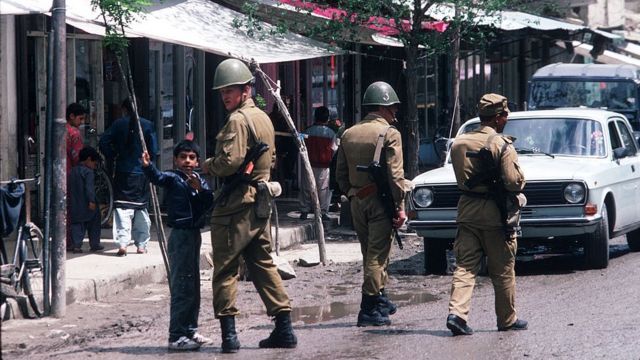 سربازان شوروی در خیابان‌های کابل (۱۳۶۷)