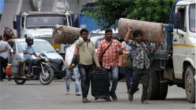 जम्मू-कश्मीर में काम करने वाले मज़दूर वापस लौट रहे हैं