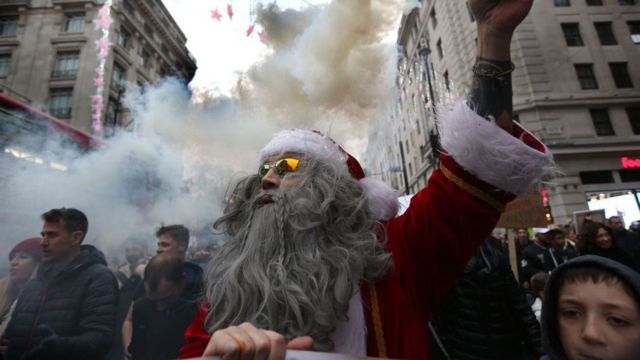 Акція протесту в центрі Лондона проти боротьби із пандемією, після якої арештували Пірса Корбіна, була майже мирною