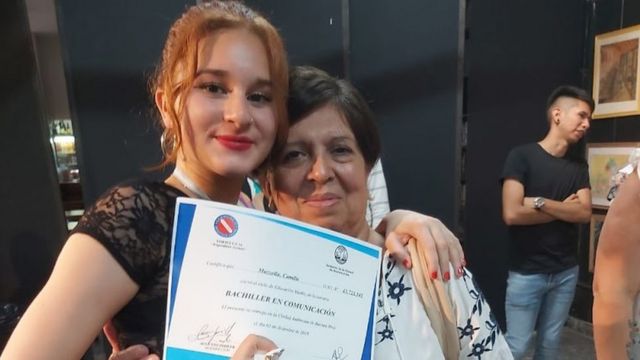 Olga Díaz con su nieta Camila.