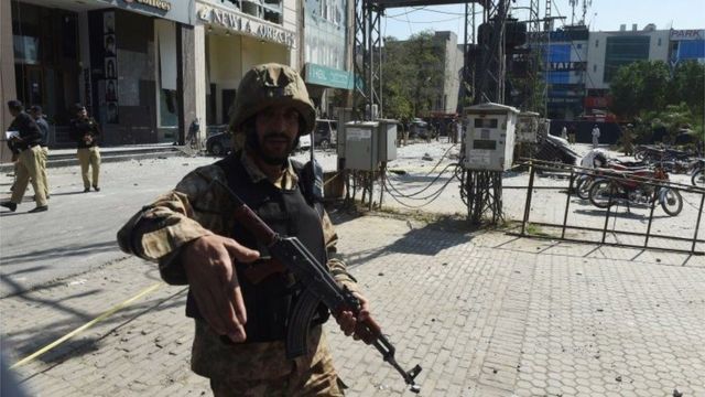 جندي باكستاني يقف وسط منطقة الانفجار