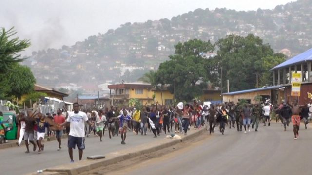 Des manifestants descendent dans la rue le 10 août à Freetown.