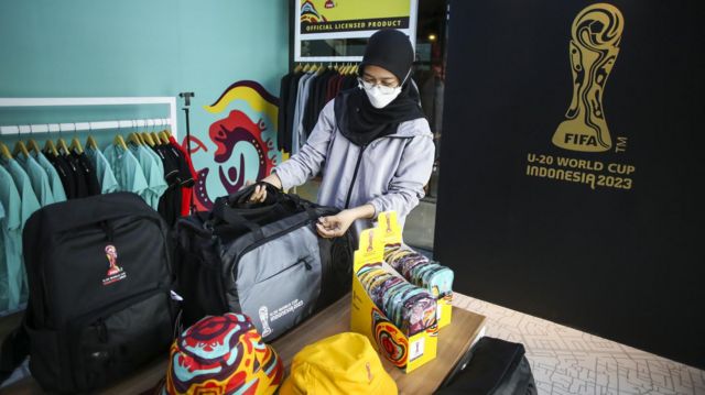 Petugas merapikan merchandise Piala Dunia Sepak Bola FIFA U-20 di Jakarta, Kamis (30/3/2023). 