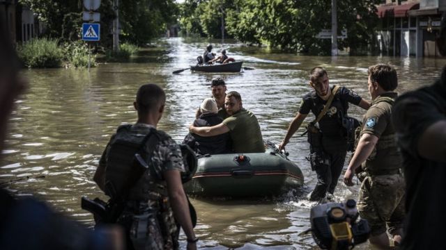 Евакуація затопленого Херсона. Фото людей і тварин - BBC News Україна
