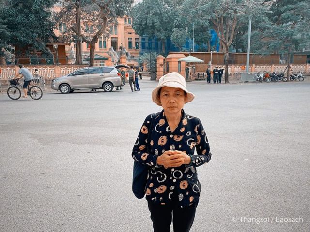 Bà Nguyễn Thị Loan, mẹ Hồ Duy Hải, không được vào dự phiên Giám đốc thẩm hôm 6/5. Bà đã đi đòi công lý cho con 12 năm qua