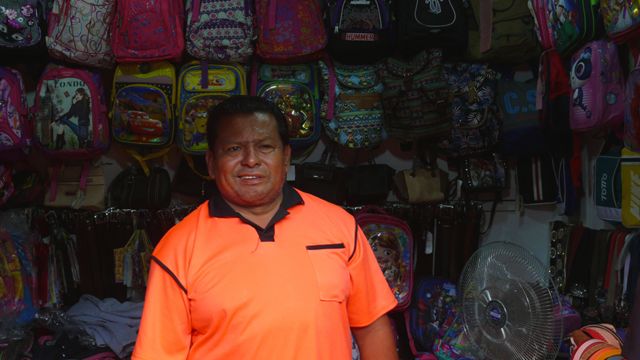 Jorge Mero en su tienda