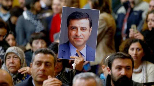 السلطات التركية ألقت القبض على مسؤولين بارزين ونواب عن حزب الشعوب الديمقراطي الموالي للأكراد