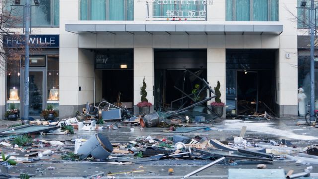 واجهة الفندق بعد انفجار الحوض الضخم