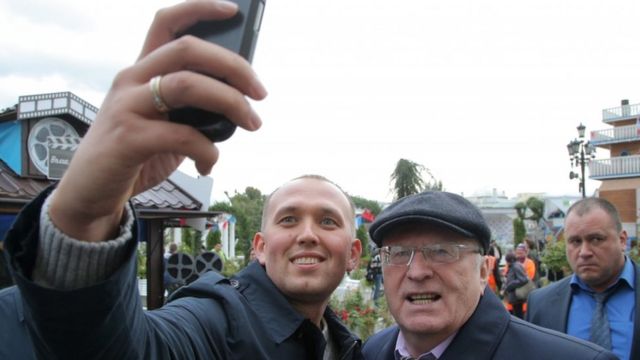 Un seguidor tomándose una selfie con Zhirinovsky
