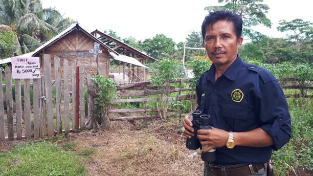 Suwarno petugas di pos pemantauan Gunung Anak Krakatau, Lampung.