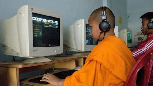 طفل يلعب "كاونتر سترايك"