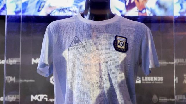 Condimento Introducir Cirugía La legendaria camiseta que Maradona usó en la final del Mundial 86 regresa  a Argentina - BBC News Mundo