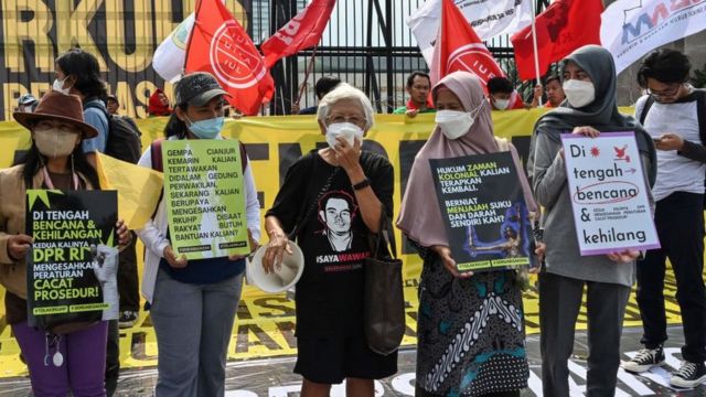 Mujeres protestando ante el parlamento de Indonesia