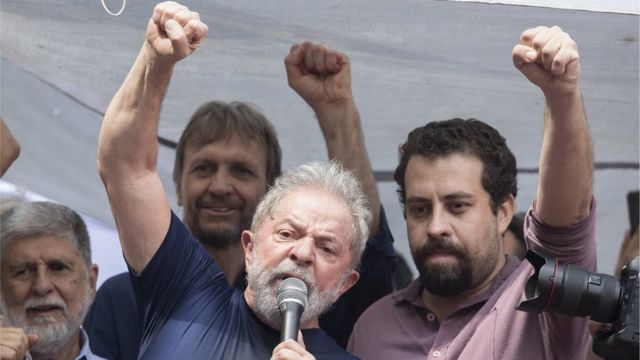 Líder do MTST durante último discurso de Lula antes de ser preso