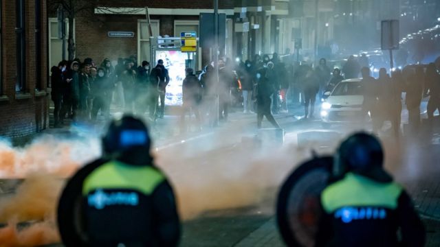 Disturbios en los Países Bajos contra el toque de queda