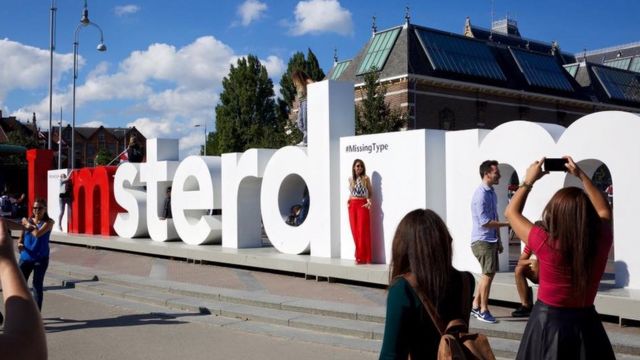 El letrero "I am Amsterdam" sin las letras a.