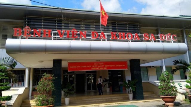 Thai phụ được đưa tới Bệnh viện Đa khoa Sa Đéc để truyền dịch và chăm sóc y tế cấp cứu.