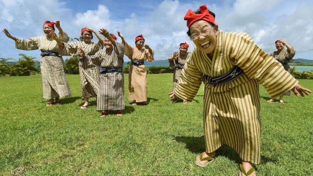 Estas cantoras idosos de Okinawa são membros da banda japonesa de mulheres KBG84, com uma média de idade de 84 anos