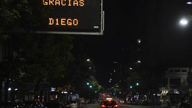 Başkent Buenos Aires'te trenlerin üzerindeki dijital yazılar, "Teşekkürler Diego" yazısı ile değiştirildi.