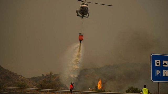 Ватрогасци покушавају да угасе пожар из ваздуха