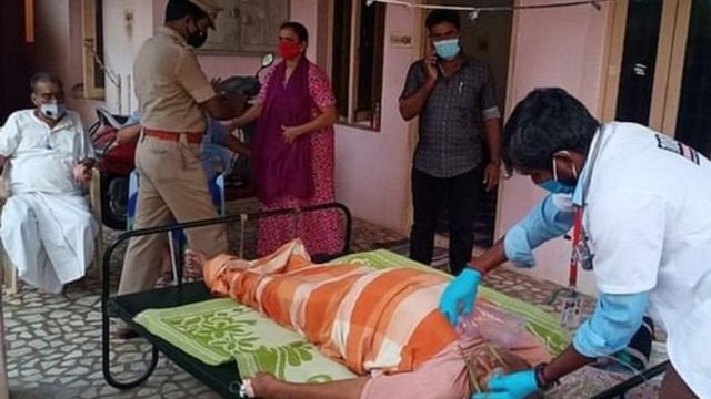 குளிரூட்டி பெட்டியில் வைக்கப்பட்ட முதியவர்