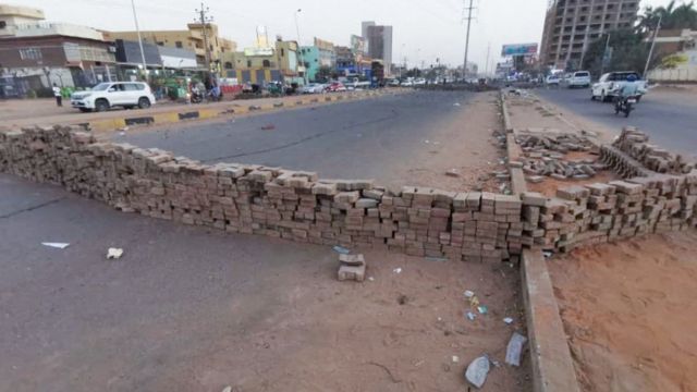 Barricate di mattoni erette dai manifestanti anti-golpe sudanesi bloccano una corsia sulla 60a strada a Khartoum, il 31 ottobre 2021.