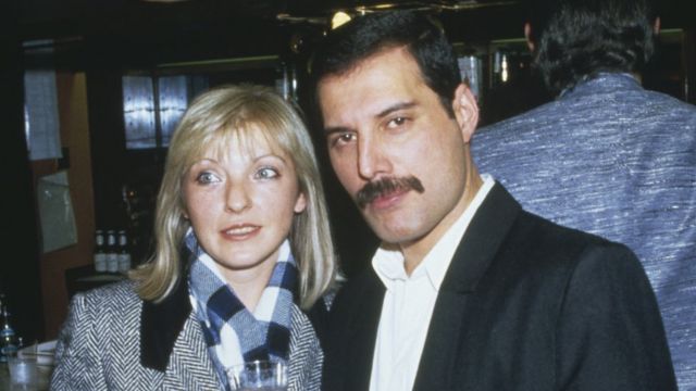 Mary Austin e Freddie Mercury nel 1985