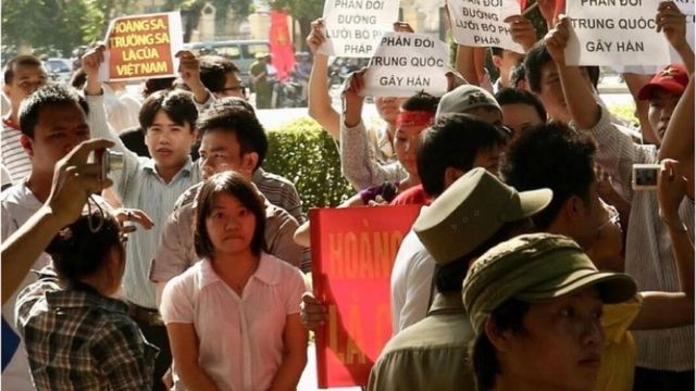 Phạm Đoan Trang trong một lần đi biểu tình tại Hà Nội 5/6/2011