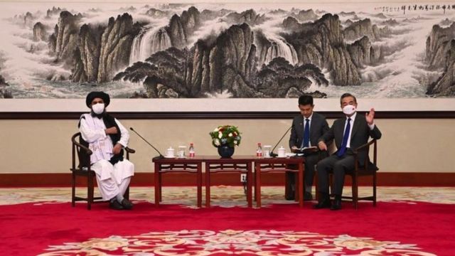 मुल्ला अब्दुल ग़नी बरादर के साथ चीनी विदेश मंत्री